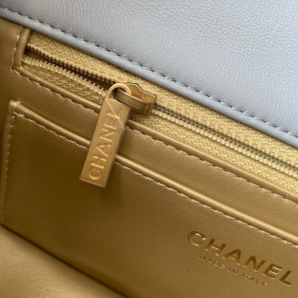 SOLDAuthentic Chanel Pearl Crush mini 21B - Picture 7 of 12